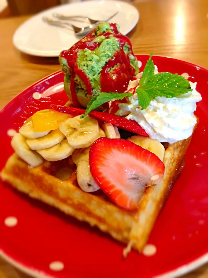 Buttery waffle on top of matcha ice cream and fresh fruit|PhUnGさん