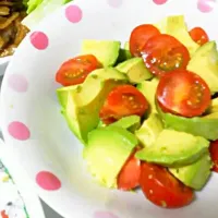 tomato avocado salad|Mariaelena Guevara Eboshiさん