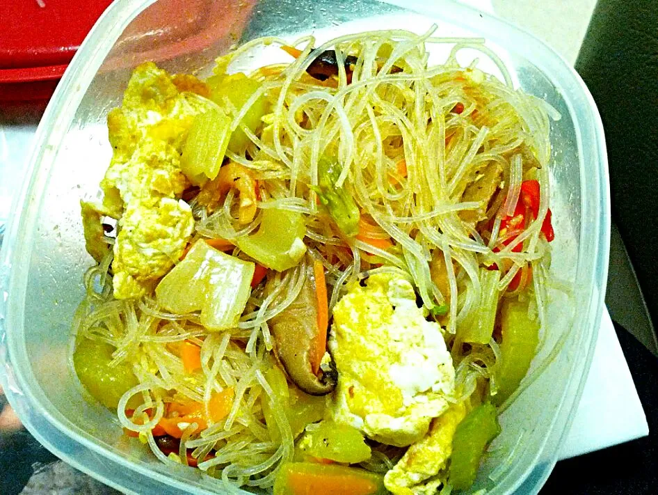 Glass noodle with celery, egg, carrot and shrimp|Xi wenさん