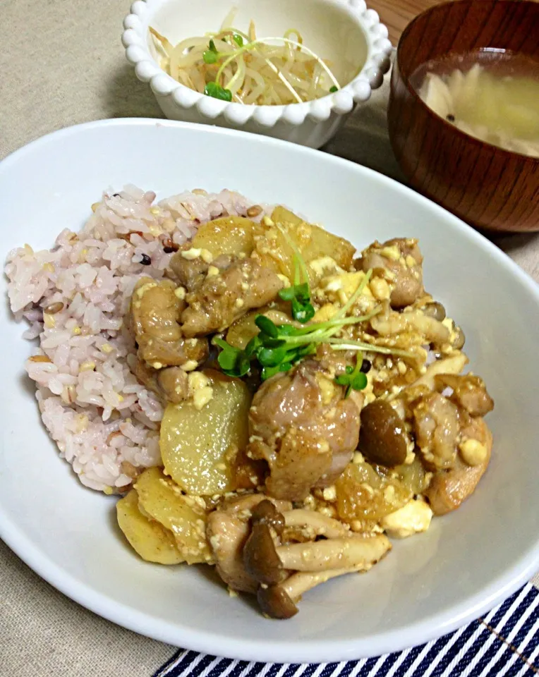 Snapdishの料理写真:鶏とじゃがとキノコの豆腐まみれ丼♡|YUPPYさん