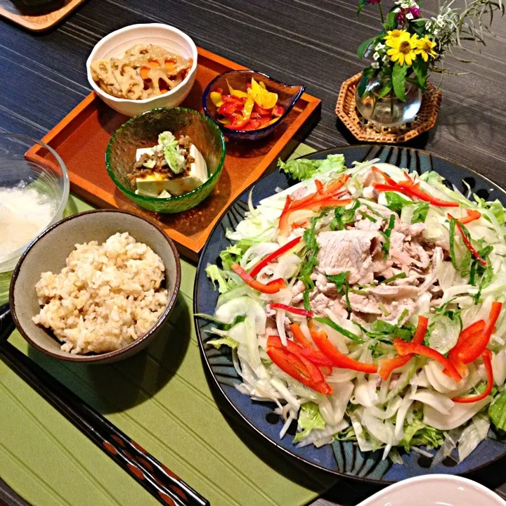 野菜たっぷり冷しゃぶ、蓮根と人参のきんぴら、肉味噌豆腐、パプリカハーブソテー、玄米。|かれんさん