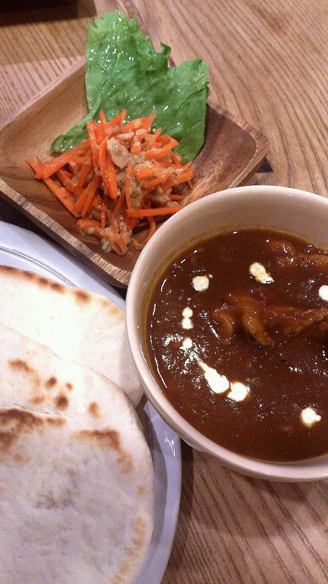 チキンカレー、ナン、にんじんサラダ。|あけもさん