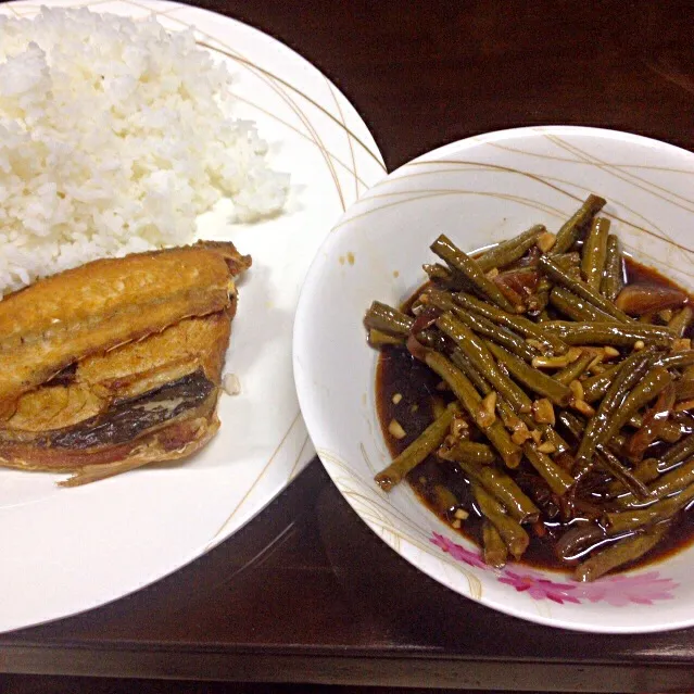 今夜のフィリピン飯：バゴスという魚を揚げたもの、シータウという野菜をニンニク酢醤油で煮たもの|Kenny Hiraiさん