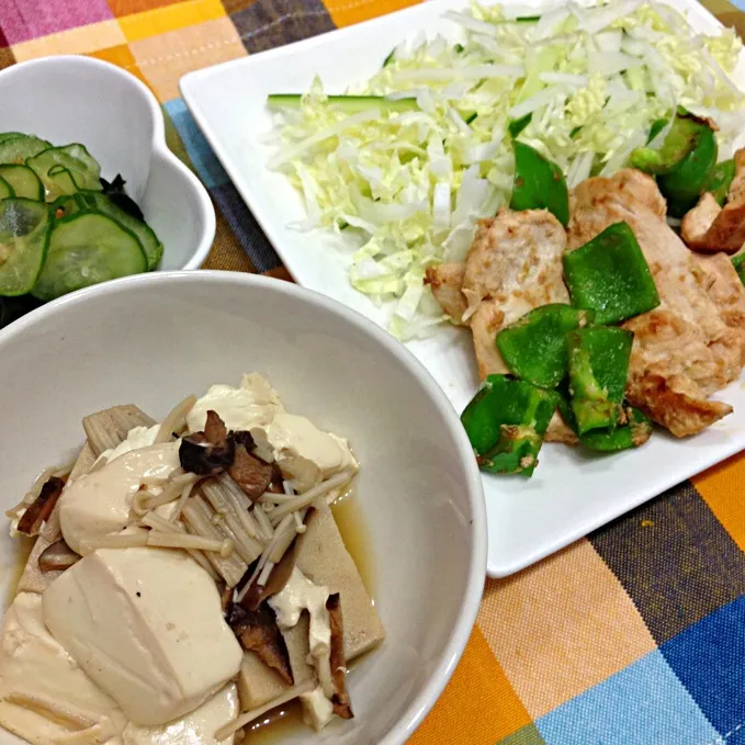 鶏しょうが焼き、きゅうりとワカメの酢の物、豆腐と高野豆腐のきのこ煮|carinさん