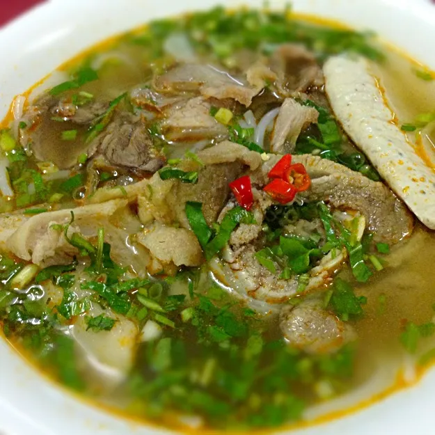 Bún bò giò heo (Ham hock and beef noodle)|Thien Anさん