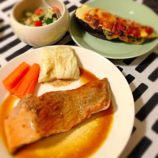 Snapdishの料理写真:バター醤油で❤鮭のムニエル🍀茄子のチーズ焼き🍀トマトと胡瓜のサラダ|mochaさん