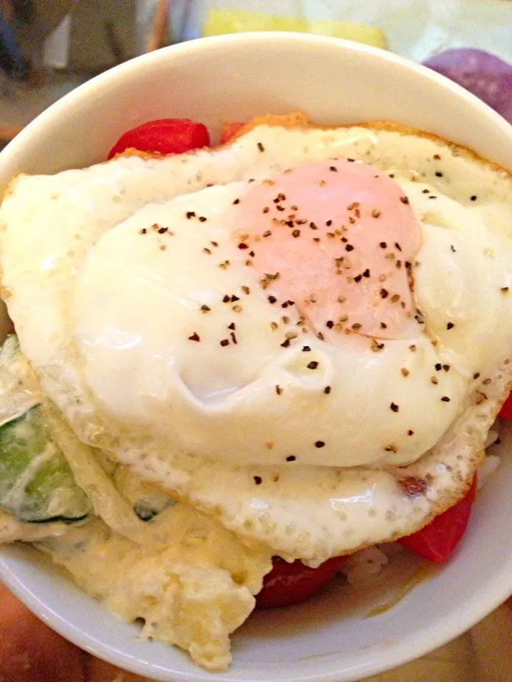 目玉焼きポテサラ丼|たけのこジョニーさん