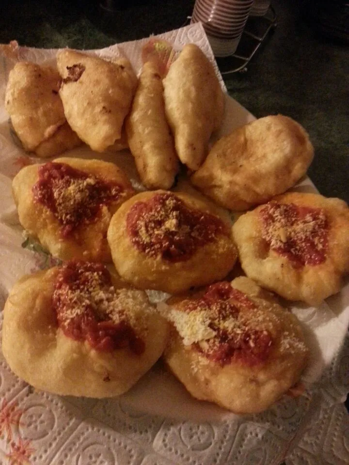 Snapdishの料理写真:montanara e pizza fritta... un classico!|Fabrizio MrMaruzzellaさん