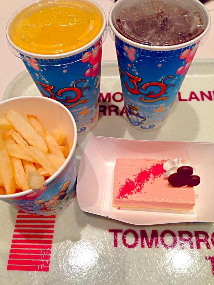 Snapdishの料理写真:Fried Potato🍟&strawberry cheese cake🍓|🌈Ami🍻さん