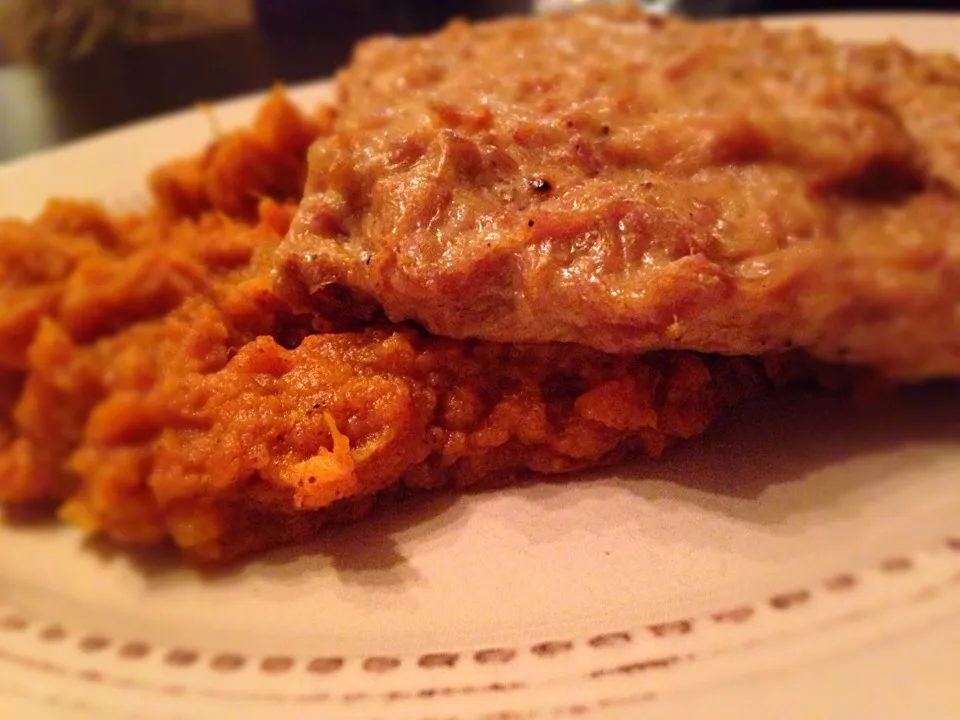 Chicken burger with ginger, garlic and sundried tomatoes. Sweet potato mash with butter and cinnamon|adrianさん