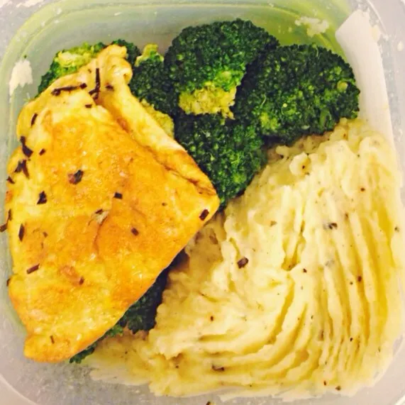 Lunch box 1: mashed potato with Brocoli and omelet cooked with chive oil|char_pieさん