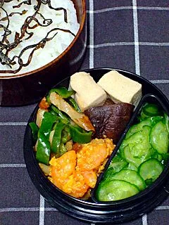 お弁当（塩昆布乗せご飯、卵入りエビチリ、高野豆腐と干し椎茸の煮物、ピーマンとちくわの炒め物、きゅうりの酢の物）|すーさん