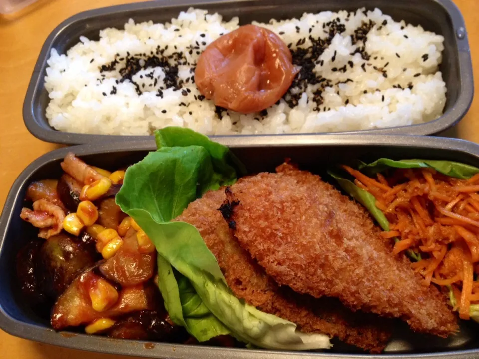 Snapdishの料理写真:中学生弁当。ナスと豚肉トマトソースソテー、鯵フライ、人参サラダ。|松浦有里さん