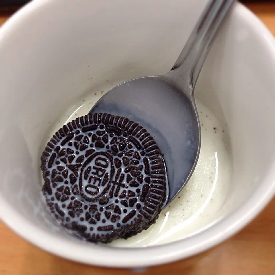 Oreo vs Fresh Milk|Genie Cullenさん