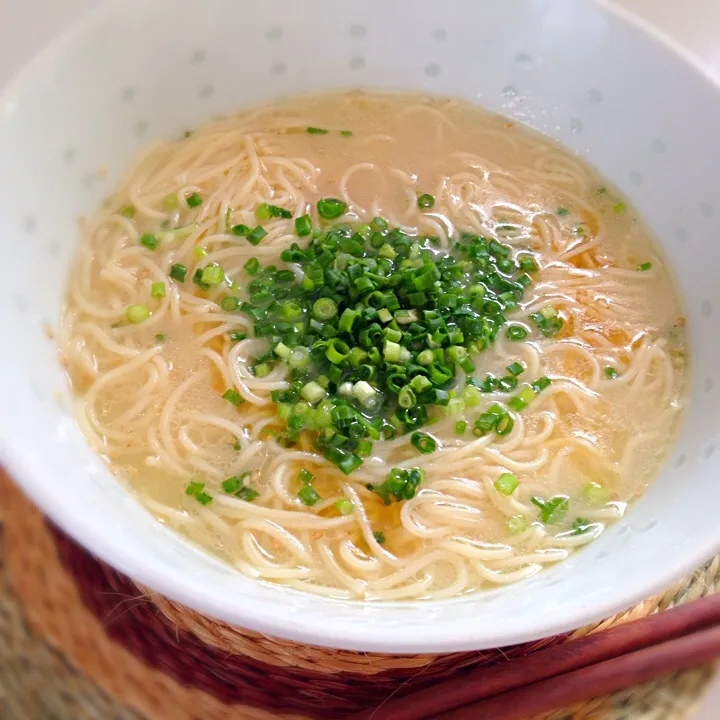 チャルメラ〜とんこつ味をチビ男がお昼寝のスキに食す！そう、ネギのみ。|nonさん