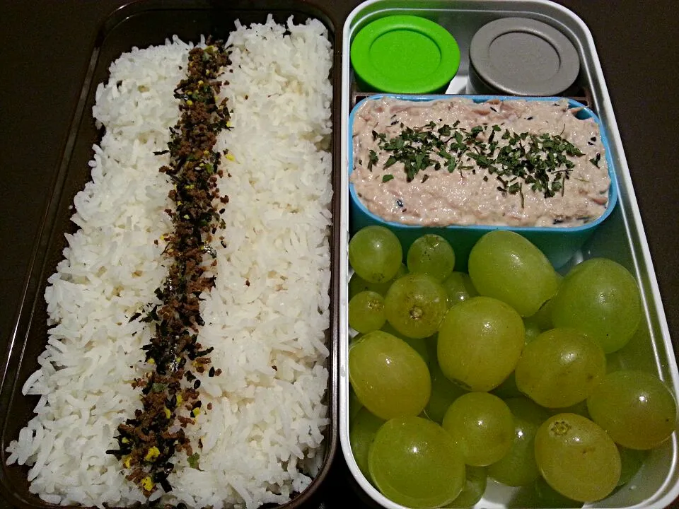 Bento#14: Rice, tuna and grapes|Frank&Jolanda - Eteninbeeldさん