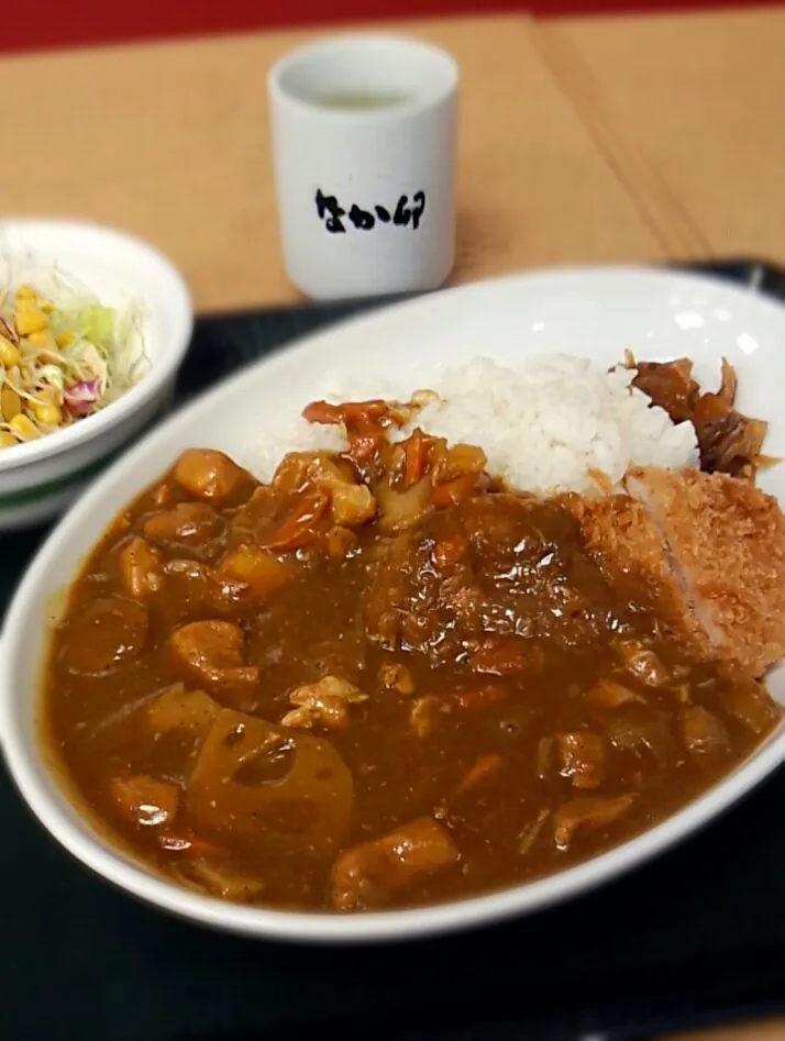 Snapdishの料理写真:和風カツカレー＋サラダ　@なか卯|平原知宏さん