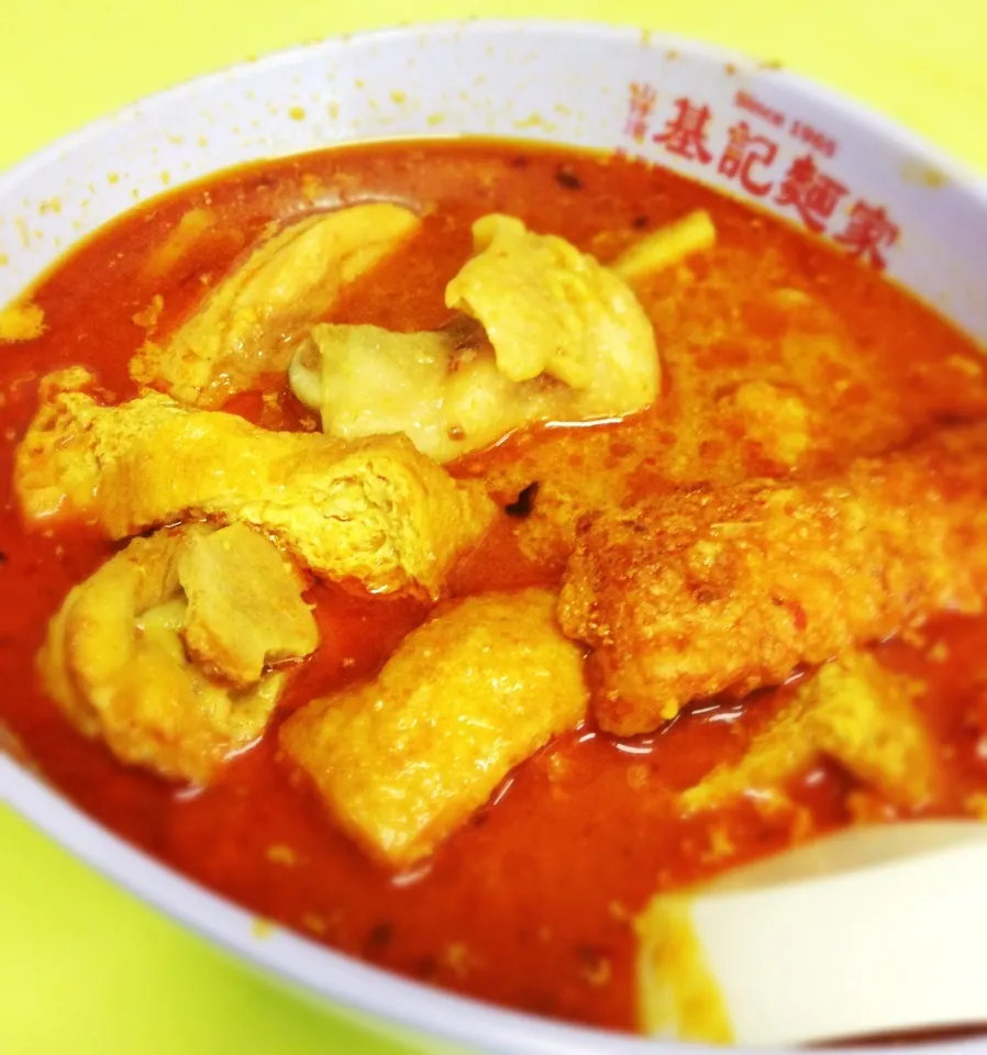 Snapdishの料理写真:Curry chicken noodles@Hong Lim hawker centre|coxiella24さん