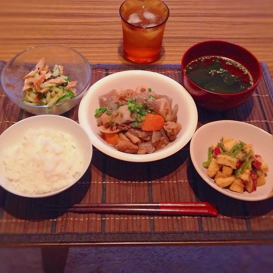 根菜と鶏肉の煮物、さつまいもとピーマンのゴマ和え、ちくわと胡瓜のナムル|はるさん