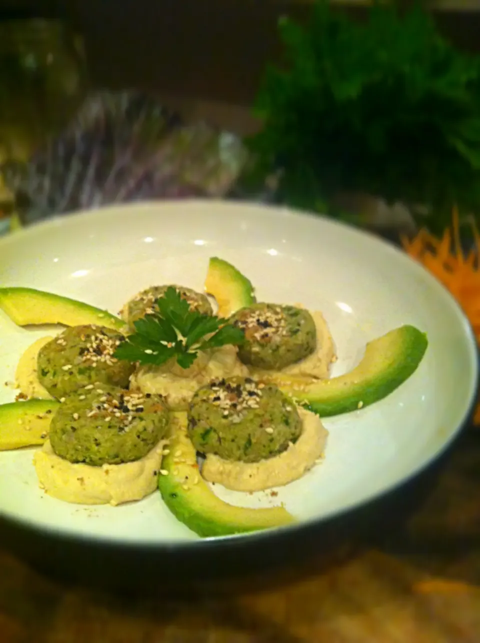 Raw falafel, hummus and avo|lauren tickellさん