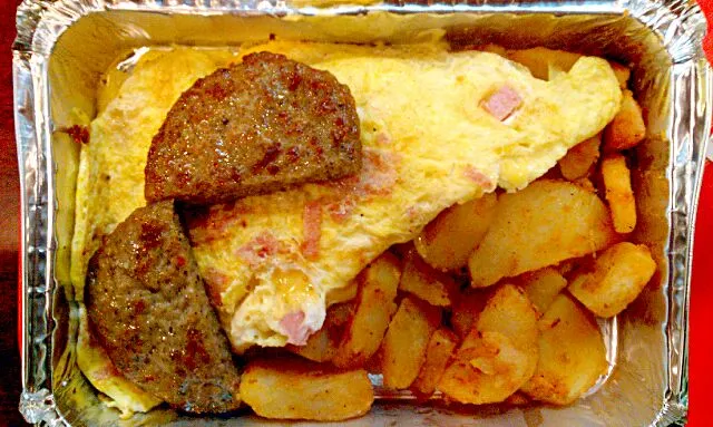 Snapdishの料理写真:ham and cheese omelette and side order of sauages and potatoes.|mitchellさん