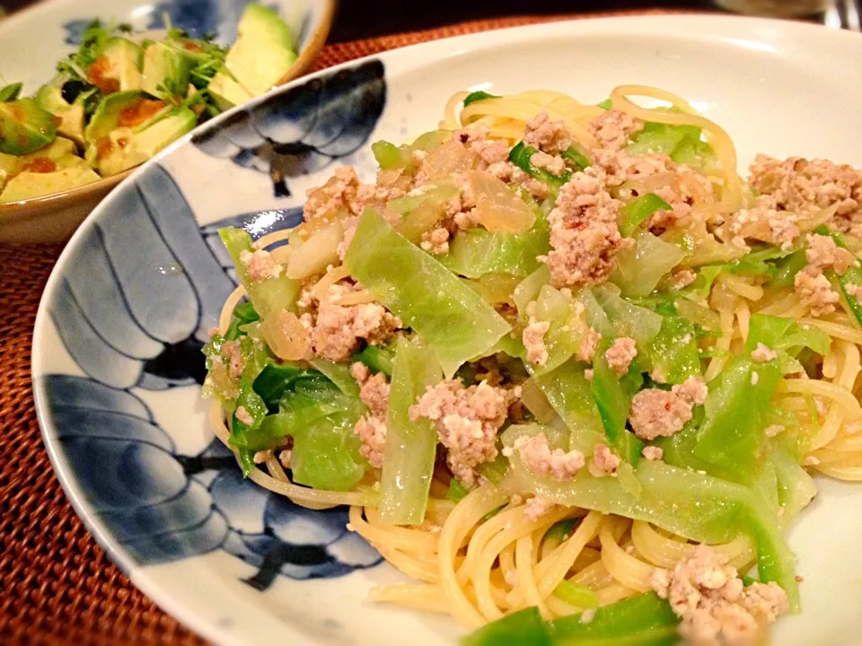 キャベツと挽肉の和風パスタにアボカドとワカメのサラダ仕立て|松浦有里さん