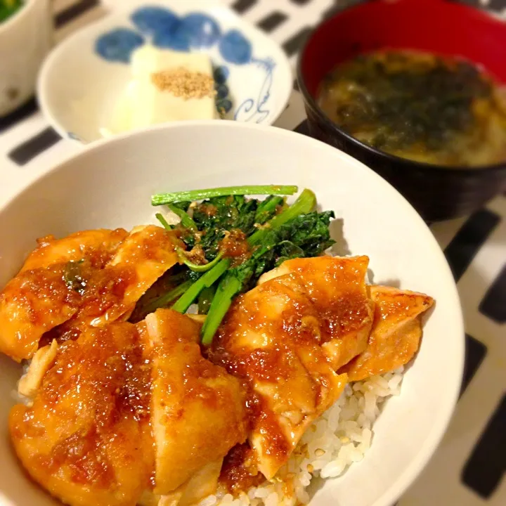 鶏の照り煮丼🍀温やっこ🍀若布と海苔のお味噌汁🍀胡瓜の浅漬け|mochaさん