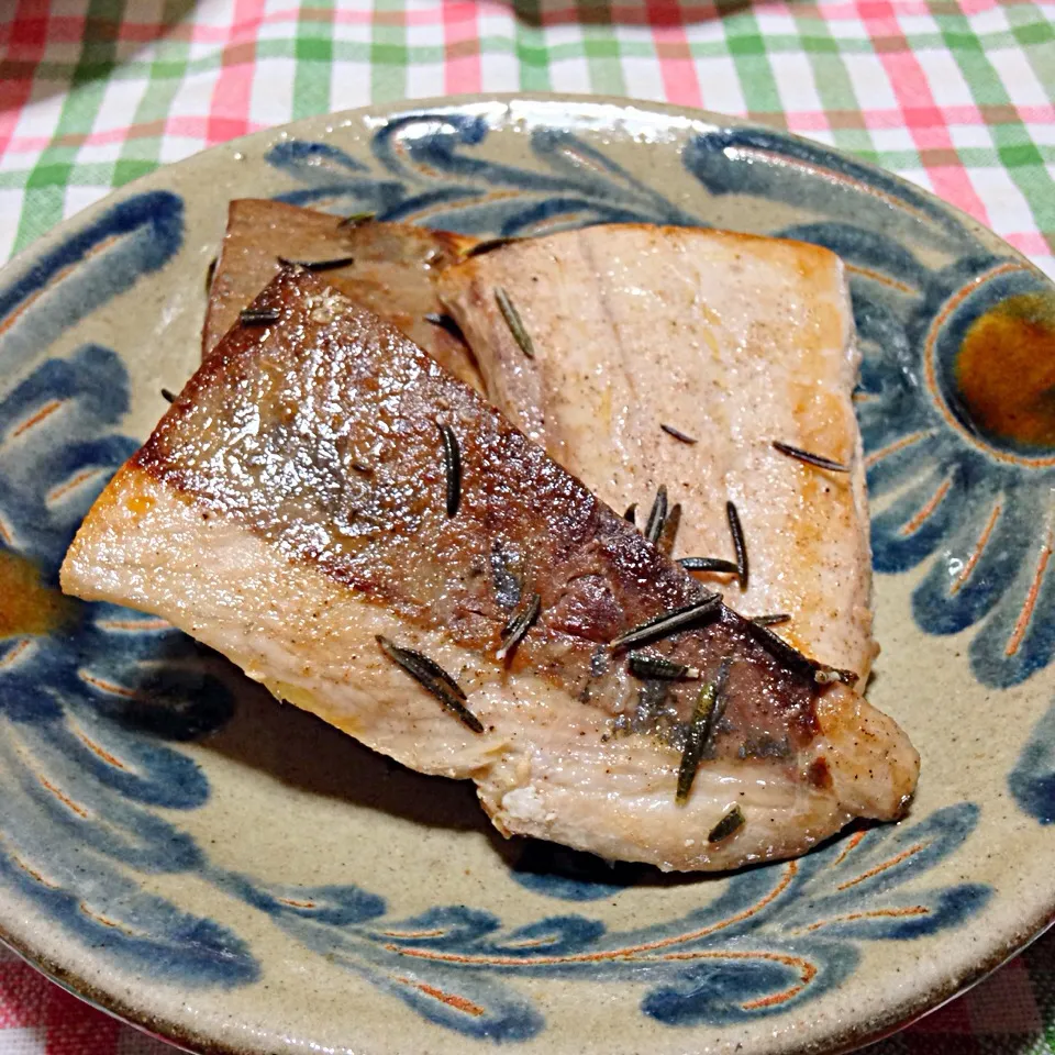 【今夜のウチご飯】ハマチのローズマリー風ソテー、山芋短冊，人参と薄揚げのお味噌汁，ご飯。|takuya KAWANOさん