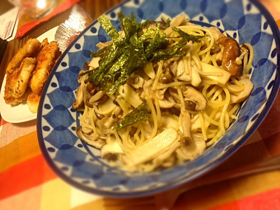 きのこたっぷり醤油バターパスタとささみのパン粉焼き♪|もこさん