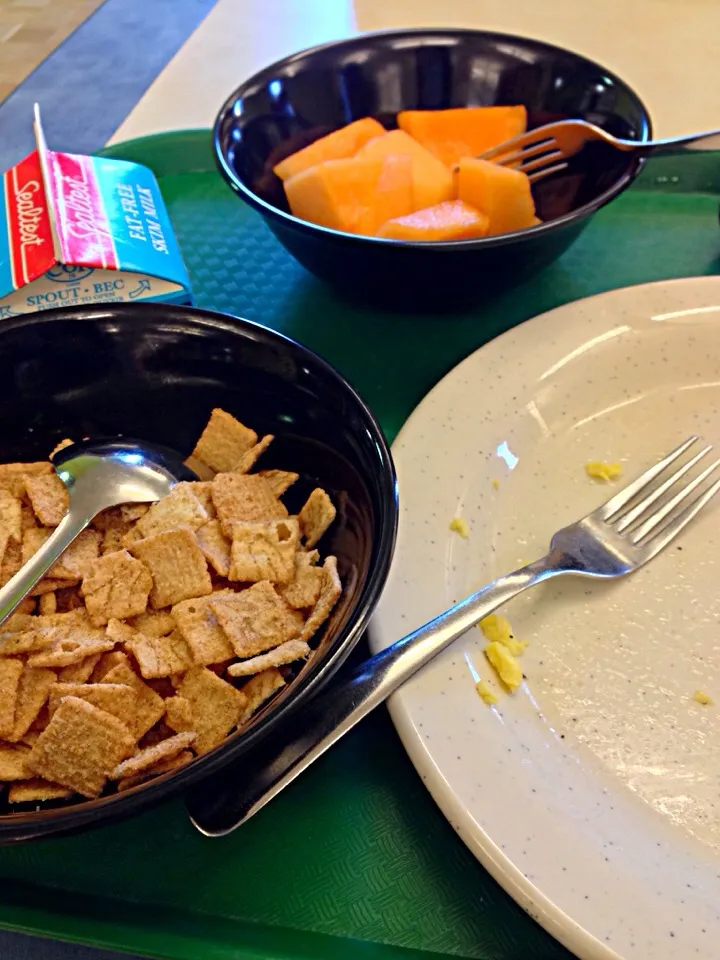 Cinnamon toast crunch, melon slices, (eaten) eggs|joie chowさん