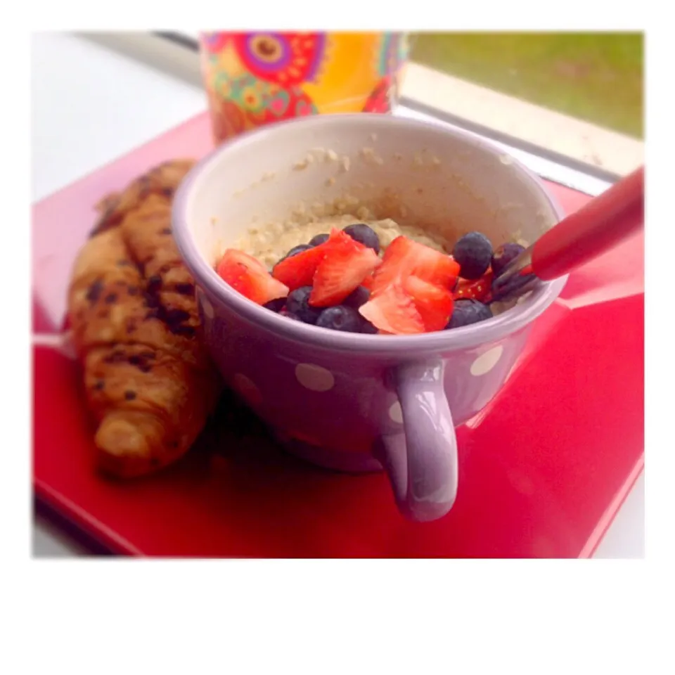 Breakfast time! Strawberries,blueberries,oats and almond oats 😊|mathildaさん