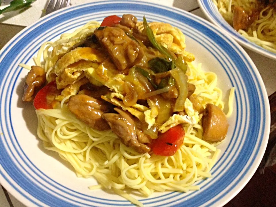 Snapdishの料理写真:Tallarín saltado con pollo|Justo Romeroさん