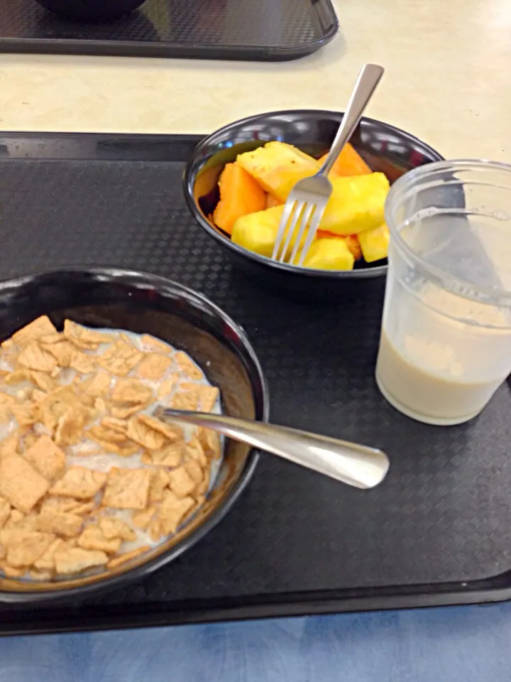 Cinnamon toast crunch, soy milk, fruits|joie chowさん