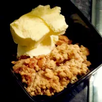 Snapdishの料理写真:apple and cinnamon crumble with clotted cream ice cream|Michael Sandonさん