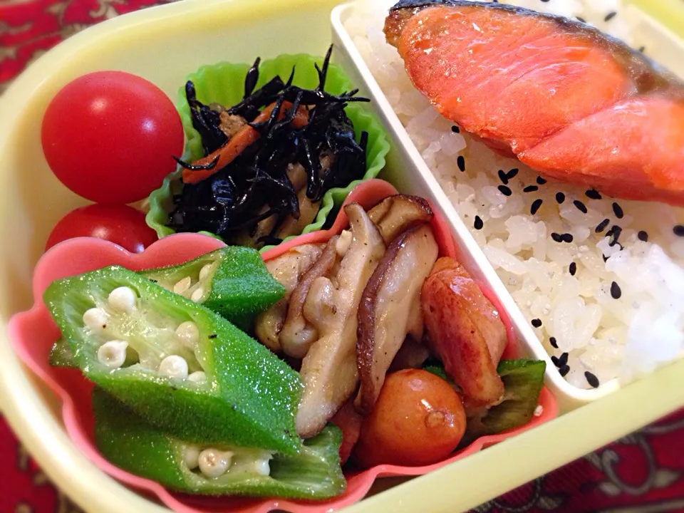 オクラとウインナー炒めと焼き鮭弁当|もえさん