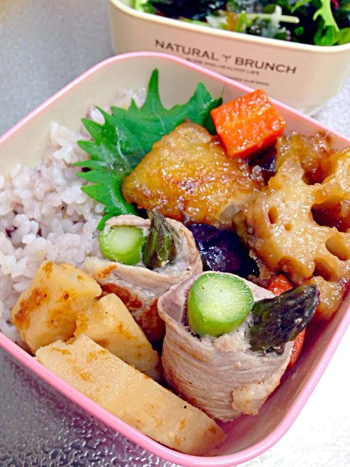 Snapdishの料理写真:お弁当（野菜の黒酢あんかけ、アスパラの柚子胡椒肉巻き、筍のあかか和え）|ひとみさん