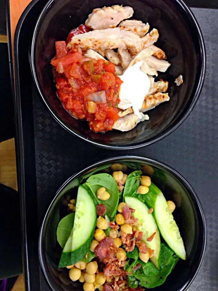 Chicken with salsa, salad bowl with brown rice|joie chowさん