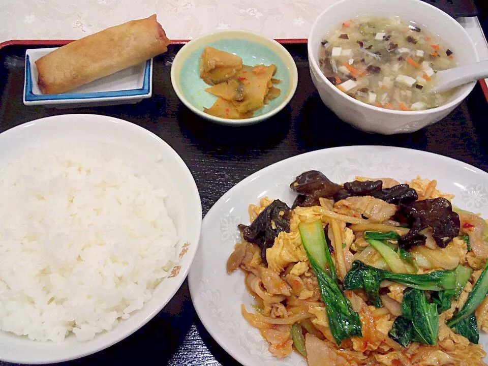 Snapdishの料理写真:横浜中華街・梅蘭のランチ定食（ご飯、豚肉ときくらげの卵炒め、春巻、スープ、ザーサイ）|すーさん