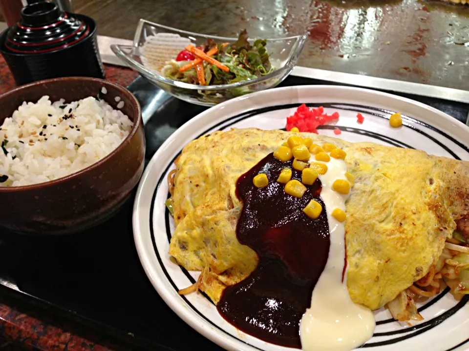 オムそばセット。薄焼きなのに卵がふわとろ。うまし。|liccaさん