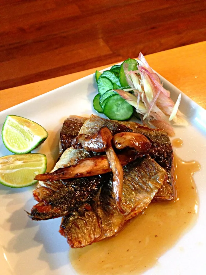 新秋刀魚と松茸のソテー 味醂と魚醤のソースで|あきらさん