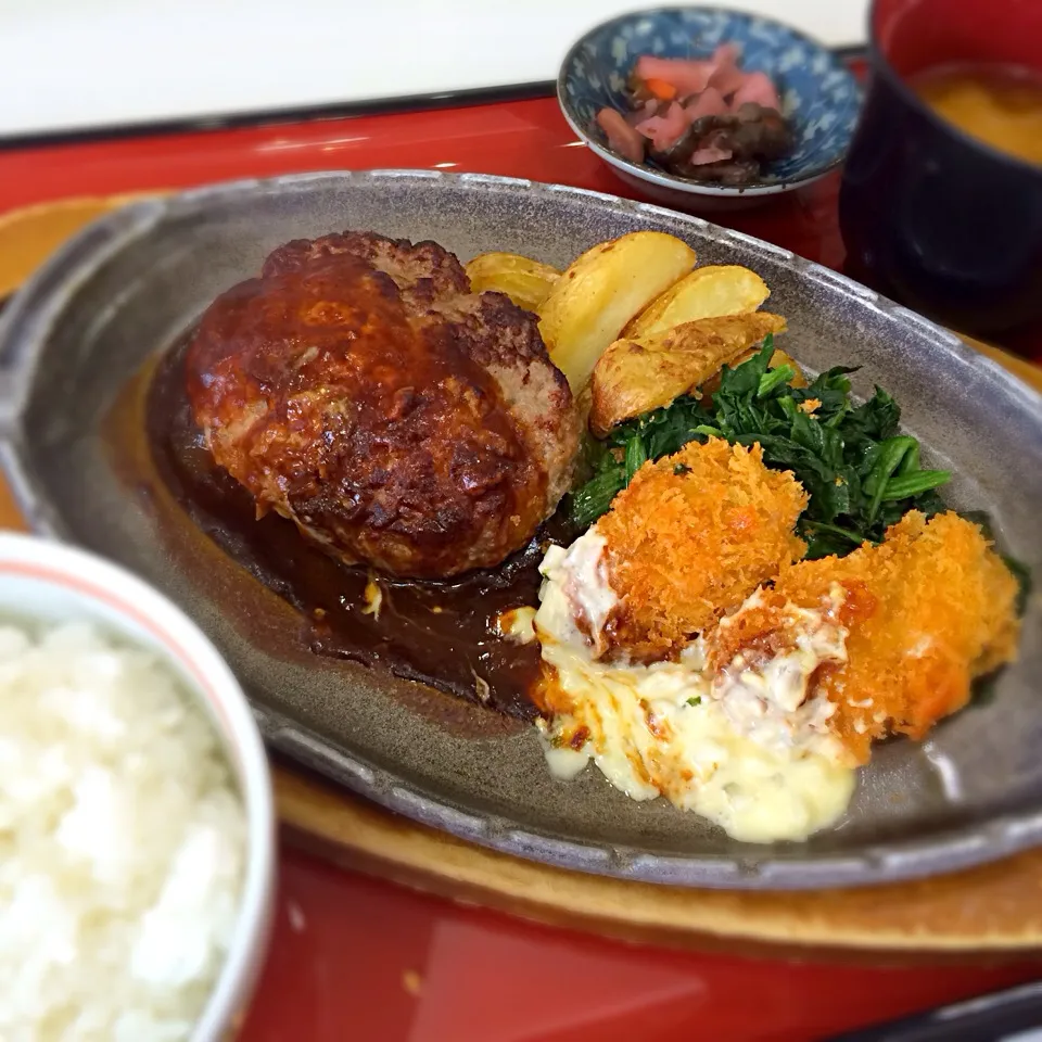 ハンバーグとカキフライ定食|uchikawa hiroshiさん