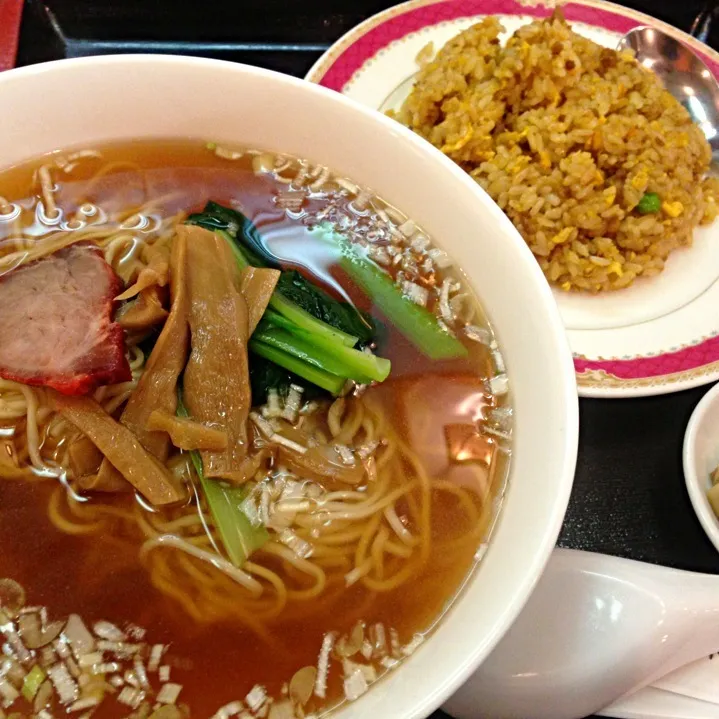 Snapdishの料理写真:横浜中華街・東園  カレーチャーハンとラーメン🍜🇨🇳|ゆうじ.さん