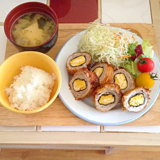 レシピの女王の大本さんのくるくるトンカツオニバタソース☆サラダ☆白米☆お味噌汁(•⚗ั౪⚗ั•)|とまこ(*^o^*)さん