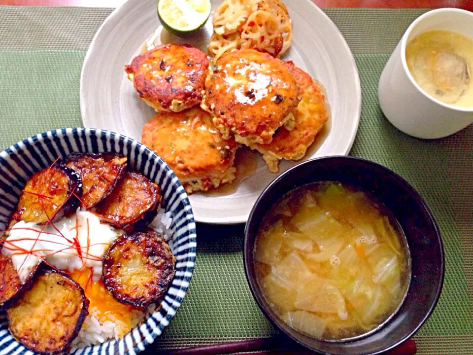 Today's Dinner🍴ﾒｶｼﾞｷの和風ﾊﾝﾊﾞｰｸﾞ･茄子の照り玉丼･蛤の茶碗蒸･ｷｬﾍﾞﾂのお味噌汁|🌈Ami🍻さん