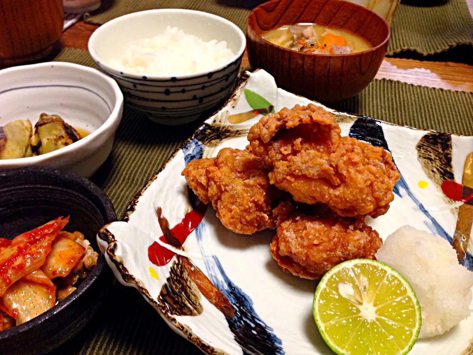 鶏もも肉の唐揚げ、焼き茄子、キムチ納豆、豚汁、ごはん|サチさん