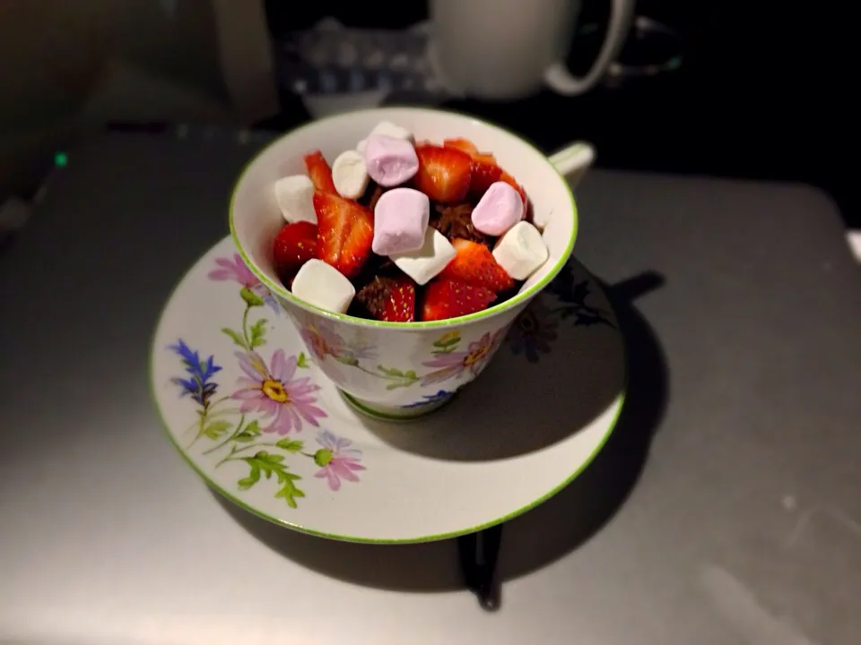 Midnight snack - chocolate mousse with strawberries and mini marshmallows|kipper's kitchenさん