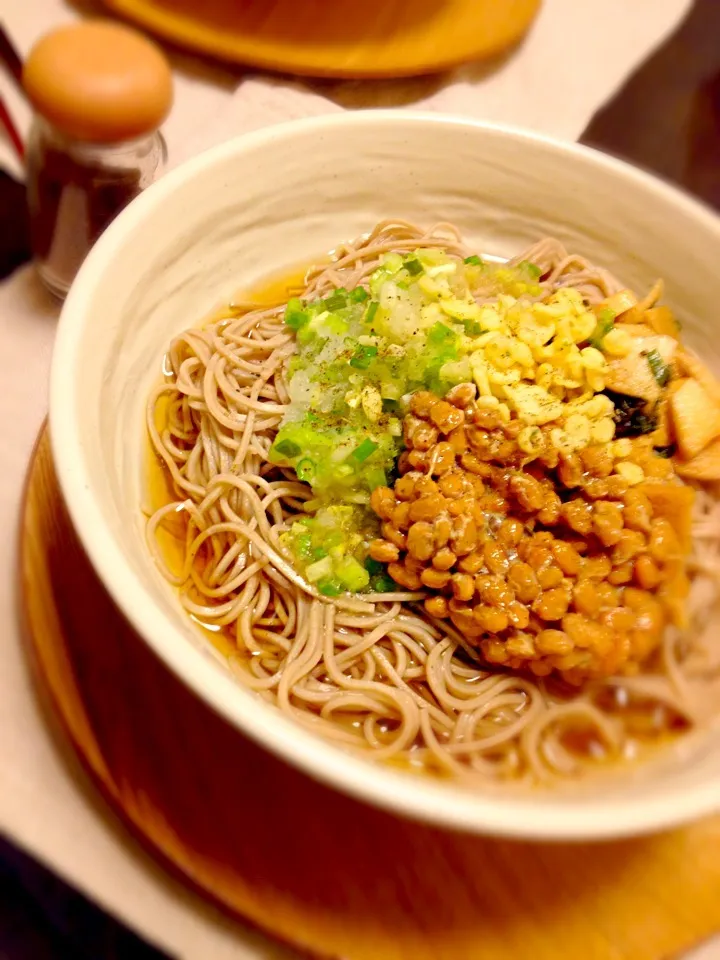 Snapdishの料理写真:納豆おろし蕎麦。山芋の大蒜醤油乗せ。|晴雨さん