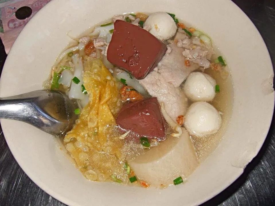 Snapdishの料理写真:Thai Fishball Bee Hoon Soup with Pig's Blood|Yvonne Limさん