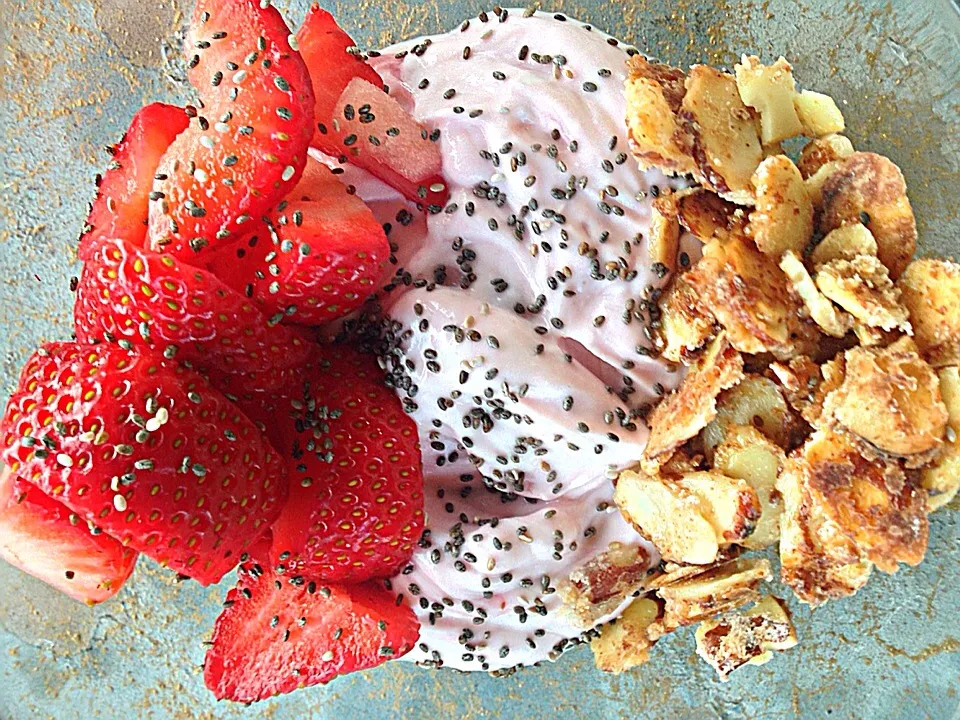 GreekYogurt| Stawberries| Chia Seed| Stevia & Cinnamon Almonds|lindsay robesonさん