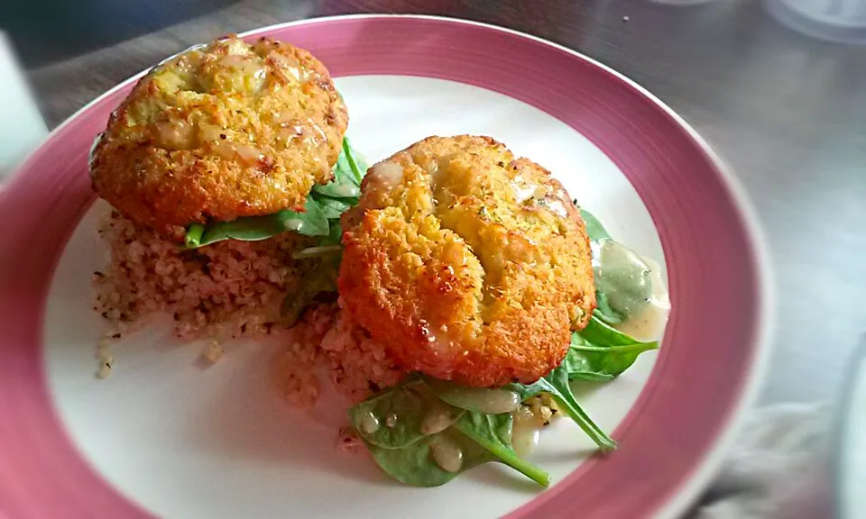 Baked Crab Cakes with spinach salad and mint Quinoa|Cyn Jemisonさん